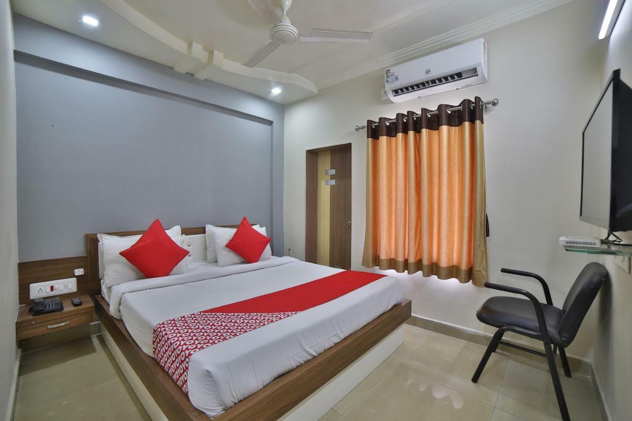 Oyo 41929 Hotel Loyal Residency Jāmnagar Rum bild