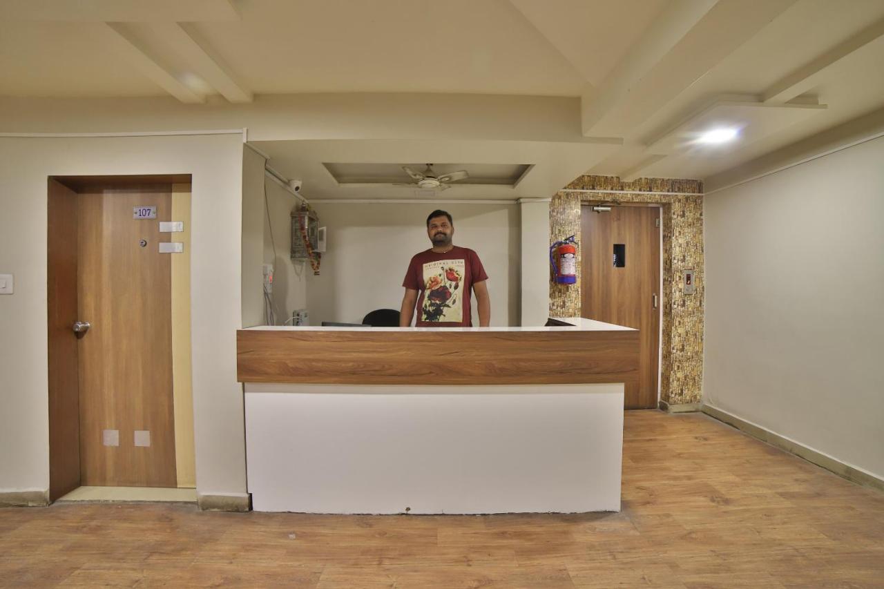 Oyo 41929 Hotel Loyal Residency Jāmnagar Exteriör bild